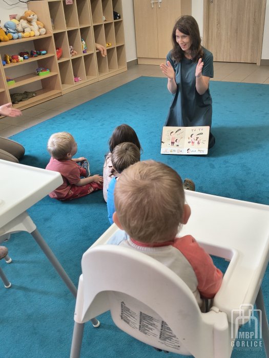 Biblioteka Gorlice, Cała Polska czyta dzieciom bibliotekarka wykonuje z dziećmi zabawę dżwiękonaśladowczą